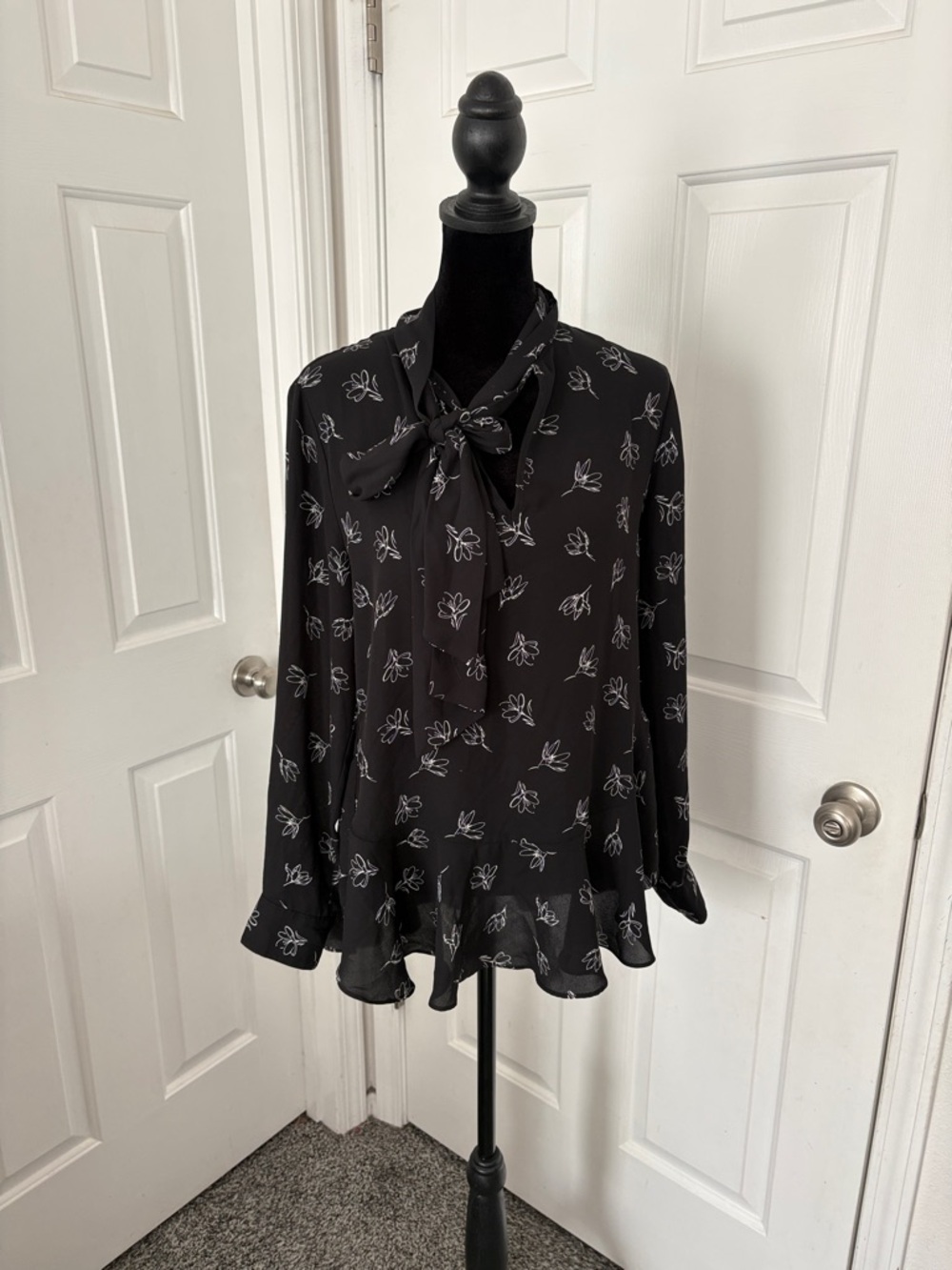 Vince Camuto Black Floral Tie-Neck Ruffle Hem Blouse